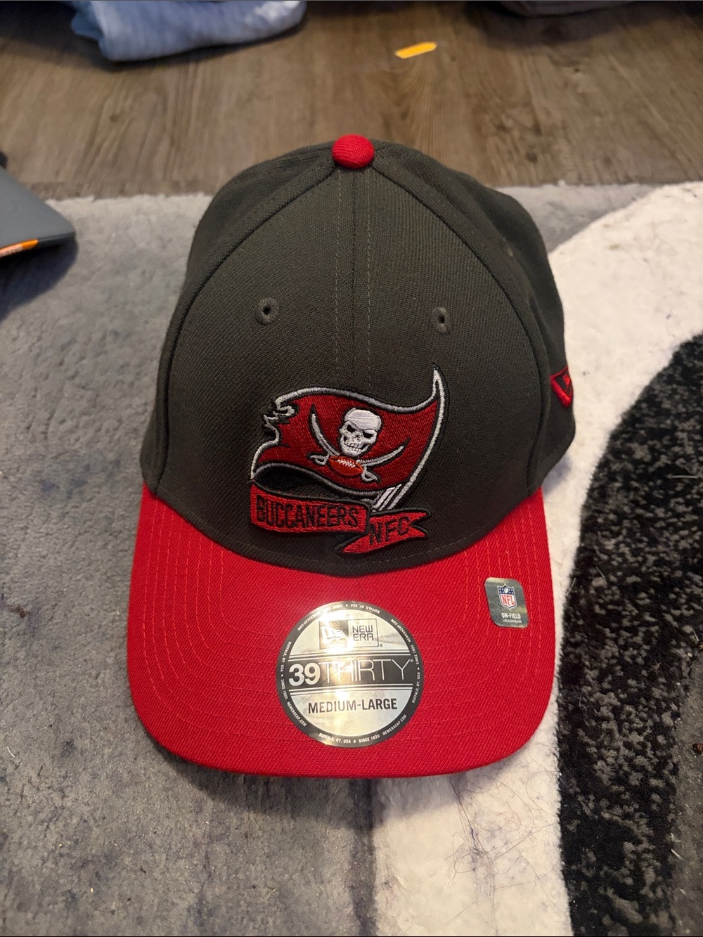 NFL New Era Buccaneers Gray and Red 39THIRTY Fitted Cap